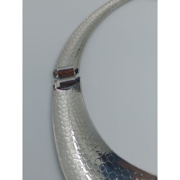 Signed MG Textured Animal Print Silver Tone 16-19" Hinge Bib Statement Necklace - Picture 6 of 10